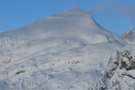 Veliki Draški vrh, kjer je običajni zimski pristop (v levem delu slike).