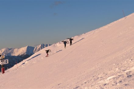 na Krvavcu so alpski smučarji prikrajšani, vse ostalo kar se podaja na hrib pa navdušeno