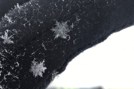 (Nedelja), rahlo sneženje, višina 2000 v.m, temp. -18 st. C, vlaga 70%, (srednja, podatek  ARSO.), brezvetrje.

Takšne snežinke ujeti na rokavico je kot sedmica na lotu....