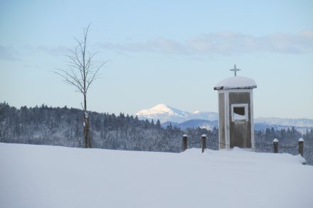 Kočevarska kapelica in Snežnik v daljavi