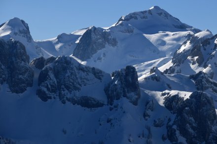 Mišeljski konec, prelaz Hribarice, Zob Kanjavca (kota 2416 m) ter vzhodni vrh Kanjavca; ; spredaj levo se lepo vidi smučljiva grapa med Vernarjem in Činkelmanom