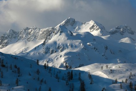 jutranji pogled na jug; na sredi Podrta gora (tik pred njo, rahlo levo, Govnjaški kuk) z zahodnim predvrhom (Mali vrh), desno Zeleni vrh