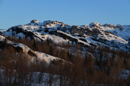 jutranji pogled na cilj od Doma na Komni; levo obe glavi Kala, najbolj markantno je Čelo, sledi trojni vrh Vršaca, povsem na desni (v senci) pa je Travnik 