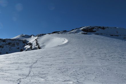 Pogled čez ledenik levo proti Baumbach Spitze in desno proti Scharecku  