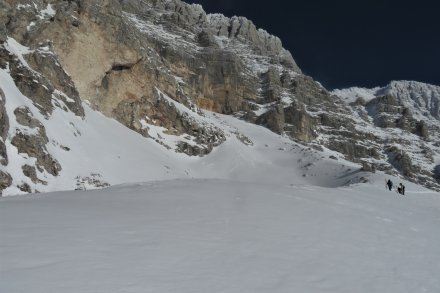 Večina zaključi levo  kjer stojim (Forca dei Disteis - Vrh Strmali), nekateri desno v grebenu, jaz še višje proti spodmolu