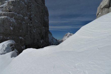 Forca de la Val (Škrbina v Krajni dol, 2352m)
zadaj Montaž