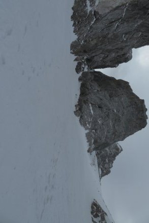 Levo ob Jalovcu - ozebnik, desno ob njem Grapa na SZ greben v Malem Jalovcu