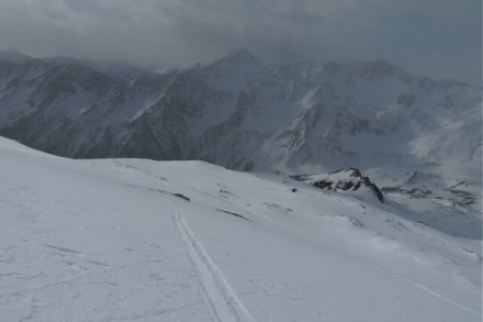 Nekaj cm novega snega v vršnem delu vzpona na Romatespitze.