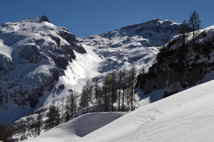 Vrh nad Peski in Batognica, fotkana med vzponom na sedlo Čez Potoče; sijoča pobočja na srečo niso led, ampak tanka skorjica (šipa), ki se lomi pod smučmi