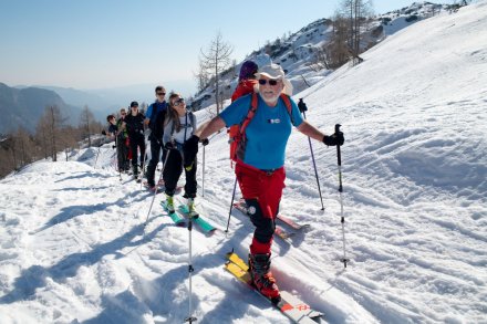 Jani Bele, legenda alpinističnih izpitov, vodi 3. letnik Waldorfske šole na njihovi turnosmučarski šoli v naravi