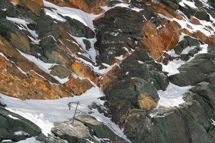 letna pot na Adlersruhe vodi po barvitih skalah