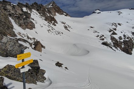 Škrbina Untere Brett Scharte (2786m), je dokaj normalen prehod na ledenik Goldberg Kees, z nje pogled na vremenarje.