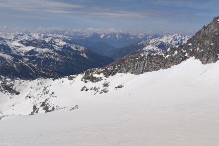 Pod kočo pogled nazaj na škrbino v vzhodnem grebenu Goldbergspitze (desno). Zadaj dolina Grosse Zirknitztal.