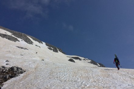 Glede na dobro zimo je snega že zelo malo za tako visok hrib. Se pa da prek snežnega jezika desno udobno peljati prav z vrha.