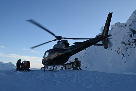 Čepenje v mrazu in vetru med pristajalnimi protokoli helikopterja ni prav  prijetno