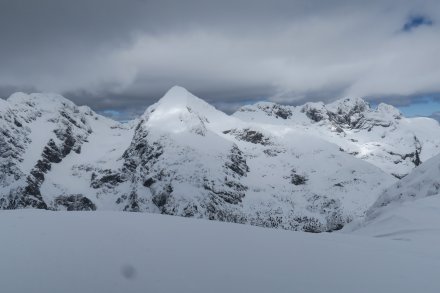 Kamniške Alpe so nad 1600 m dobro zasnežene