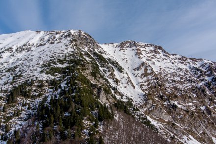 Birgl je dolinica približno sredi fotografije, levo Konjski vrh, desno Četrt