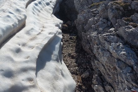 zanimiv vršni greben - ostra meja snega