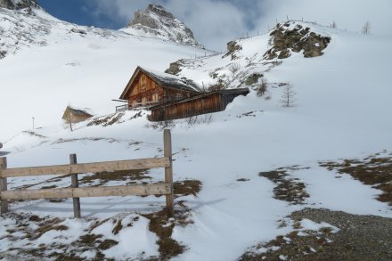 Pri koči Lanisch-Ochsenhütte ni veliko snega.
