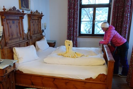 v sobi hotela Kammer sta naju pričakala 2 laboda