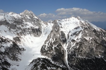 Mali Draški vrh na levi, Viševnik na desni, vmes pa Srenjski preval
