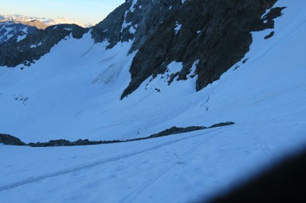 Jutranji pogled proti dnu ledenika, veliko plazovine in velika 