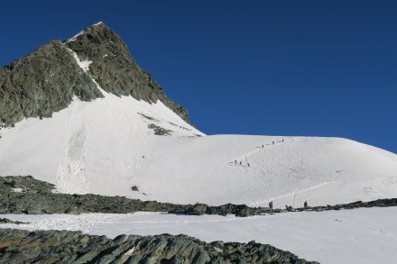 Pogled proti vrhu po prihodu na greben nad ledenikom