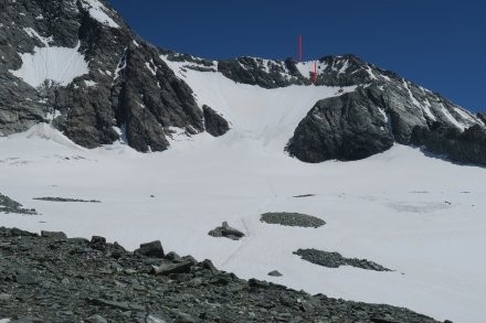 Pogled nazaj na ledenik z vrisano smerjo vstopa nanj